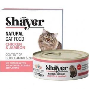 کنسرو گربه نچرال مرغ و ژامبون گوشت یک غذای مرطوب، مغذی و خوش‌طعم است که با ترکیبی از فیله مرغ و ژامبون گوشت تهیه شده و نیازهای تغذیه‌ای گربه‌های بالغ را به‌خوبی تأمین می‌کند. این ترکیب پروتئینی به حفظ توده عضلانی و افزایش انرژی روزانه گربه کمک می‌کند. وجود برنج در کنار آبگوشت طبیعی باعث هضم آسان غذا می‌شود و با تأمین رطوبت ۸۰ درصدی، به سلامت کلیه‌ها و دستگاه ادراری کمک می‌کند. این ویژگی برای گربه‌هایی که آب کمی می‌نوشند، اهمیت ویژه‌ای دارد. این کنسرو با گلوکوزامین غنی شده است تا از سلامت مفاصل پشتیبانی کند و روی نیز نقش مؤثری در تقویت سیستم ایمنی، سلامت پوست و درخشندگی مو دارد. بافت نرم و عطر اشتهابرانگیز این محصول، حتی گربه‌های بدغذا را نیز به خوردن غذا ترغیب می‌کند. 🔹 ترکیبات (Ingredients) • فیله مرغ • ژامبون گوشت • برنج • آبگوشت 🔹 ارزش غذایی (Nutritional Value) • پروتئین: 11٪ • چربی: 2٪ • فیبر: 1٪ • کربوهیدرات: 1٪ • مواد معدنی: 1٪ • رطوبت (مایعات): 80٪ 🔹 افزودنی‌ها (Additives) • گلوکوزامین • روی 🔹 مزایا • ترکیب پروتئینی مرغ و ژامبون گوشت • رطوبت بالا برای سلامت کلیه و ادرار • کمک به سلامت مفاصل • تقویت پوست و مو • هضم آسان • مناسب مصرف روزانه گربه‌های بالغ